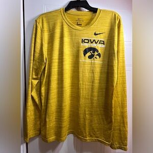 Women’s Nike Dri-Fit Yellow NCAA Iowa Hawkeyes Long Sleeve Size Large Shirt‎